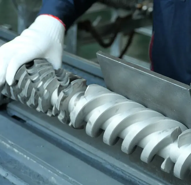 Чому в екструдері постійно з’являються чорні лінії? Ця стаття навчить вас, як швидко визначити, чи це спричинено проблемою зі стовбуром чи гвинтом.